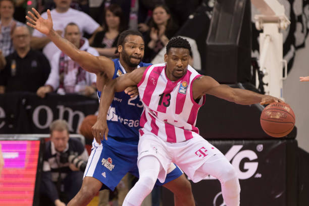 他的膝盖受 他的膝盖受